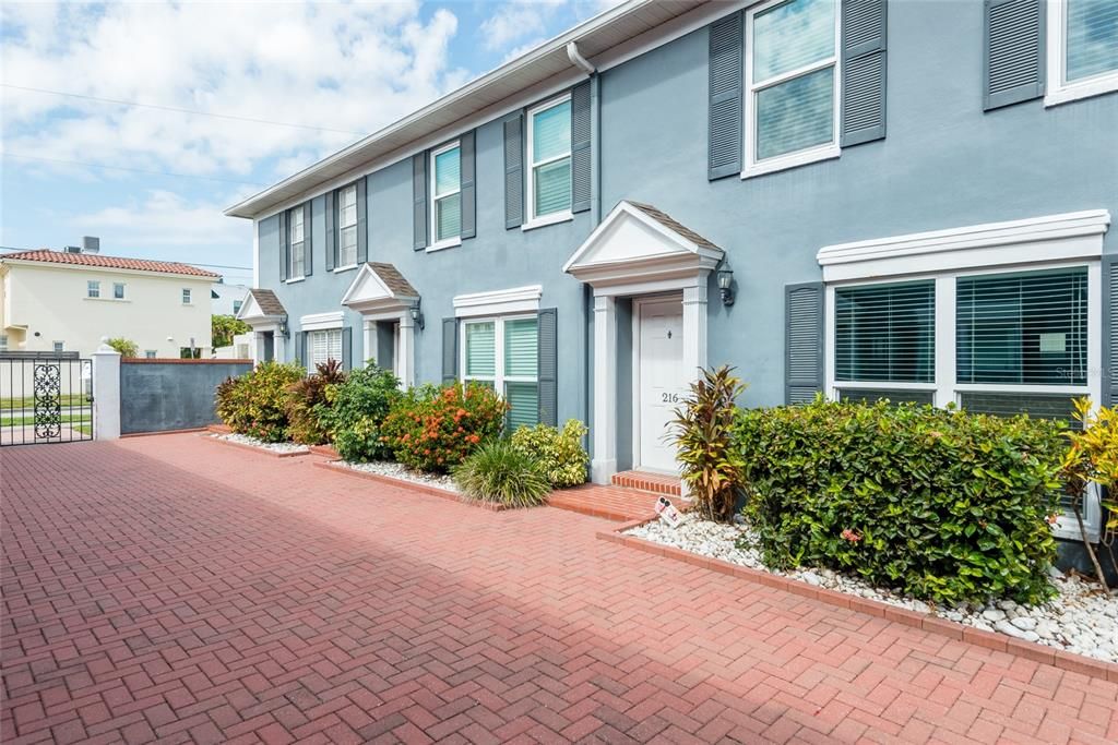 Active With Contract: $2,950 (2 beds, 2 baths, 1136 Square Feet)