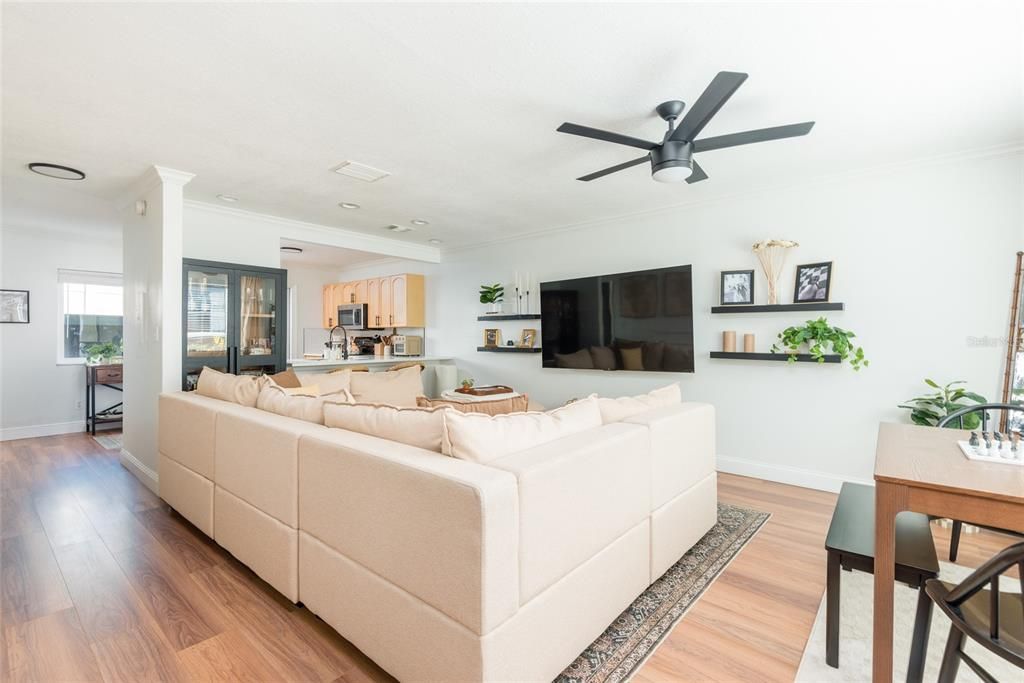 Active With Contract: $2,950 (2 beds, 2 baths, 1136 Square Feet)