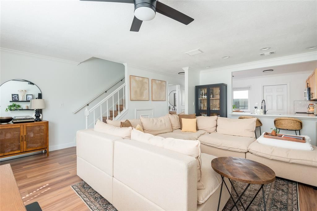Active With Contract: $2,950 (2 beds, 2 baths, 1136 Square Feet)