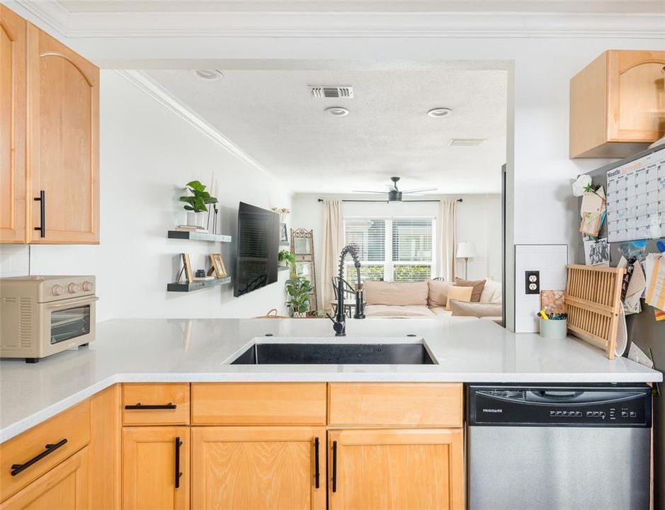 Active With Contract: $2,950 (2 beds, 2 baths, 1136 Square Feet)