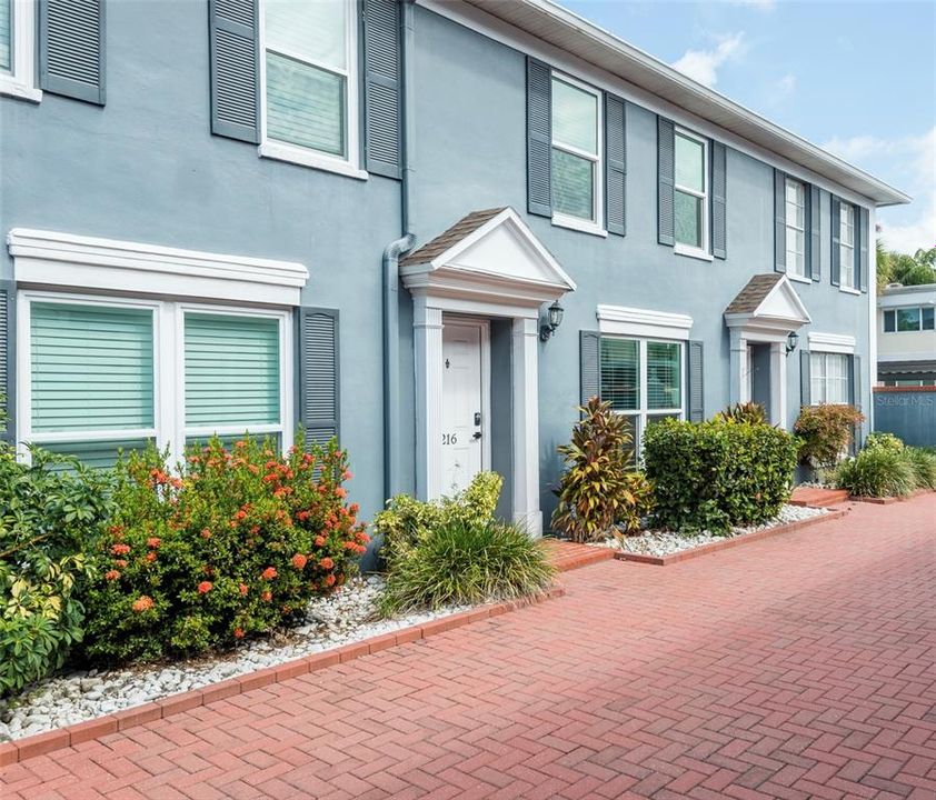 Active With Contract: $2,950 (2 beds, 2 baths, 1136 Square Feet)