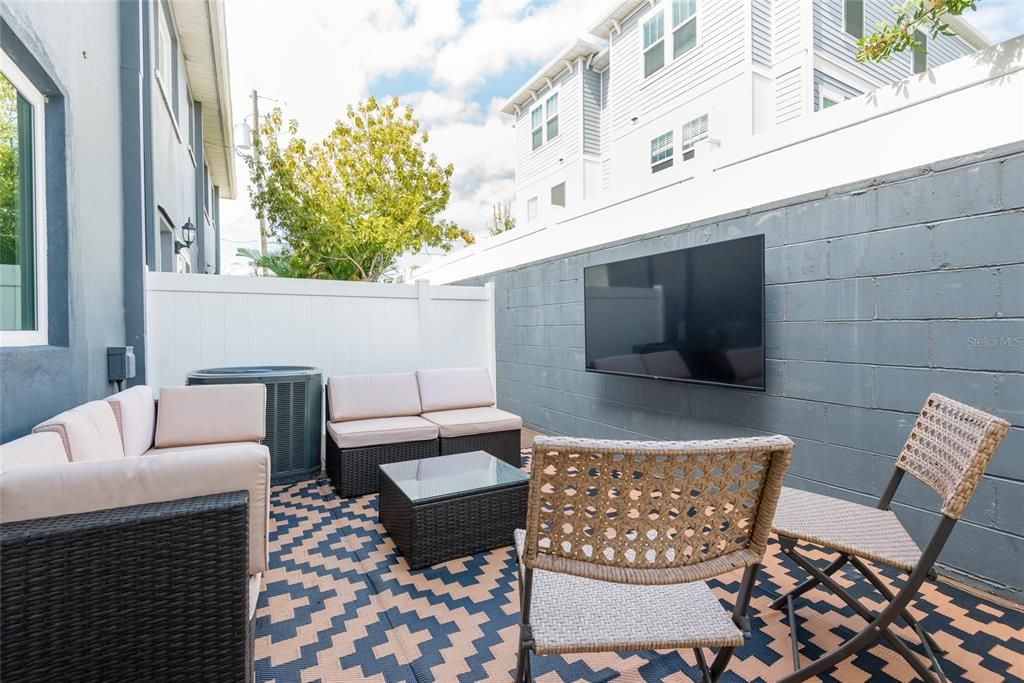 Active With Contract: $2,950 (2 beds, 2 baths, 1136 Square Feet)