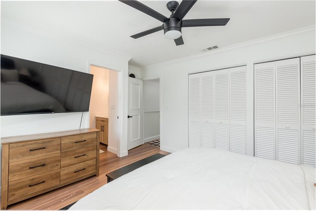 Active With Contract: $2,950 (2 beds, 2 baths, 1136 Square Feet)