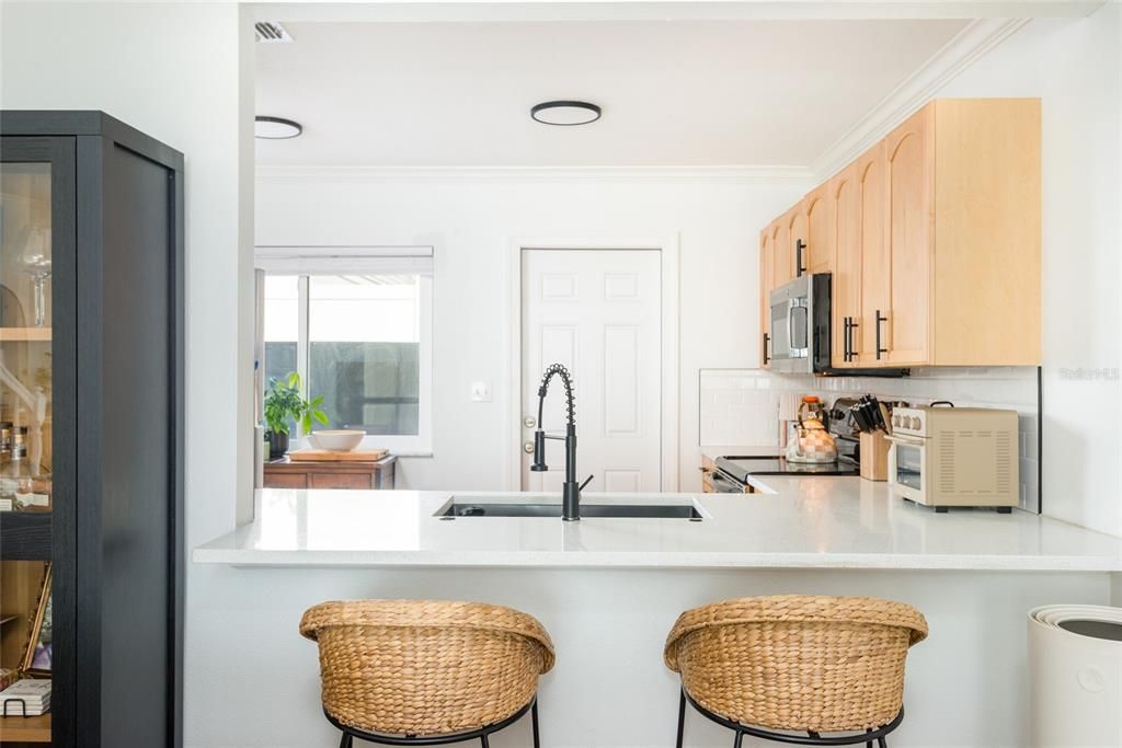 Active With Contract: $2,950 (2 beds, 2 baths, 1136 Square Feet)