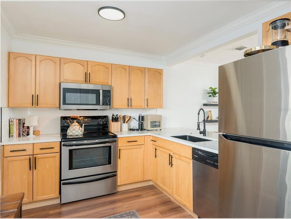 Active With Contract: $2,950 (2 beds, 2 baths, 1136 Square Feet)