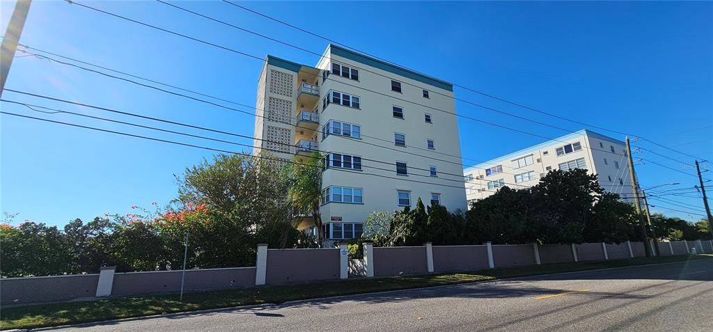 待售: $159,000 (1 贝兹, 1 浴室, 1060 平方英尺)