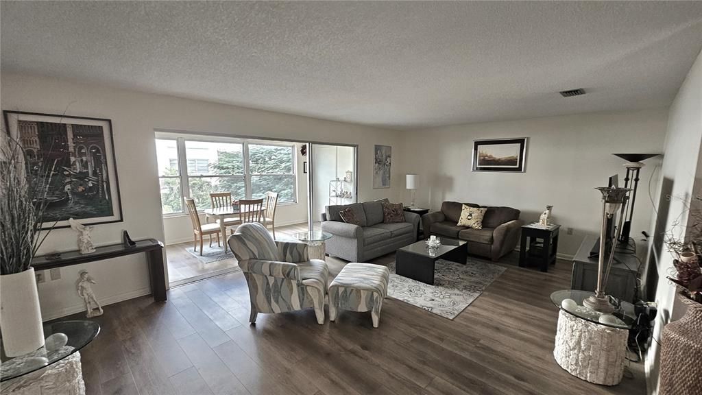 待售: $159,000 (1 贝兹, 1 浴室, 1060 平方英尺)