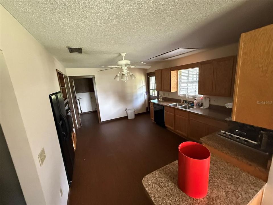 合同活跃: $565,000 (3 贝兹, 2 浴室, 2346 平方英尺)