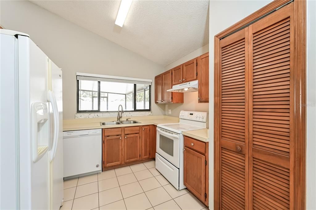 For Rent: $2,190 (3 beds, 2 baths, 1346 Square Feet)