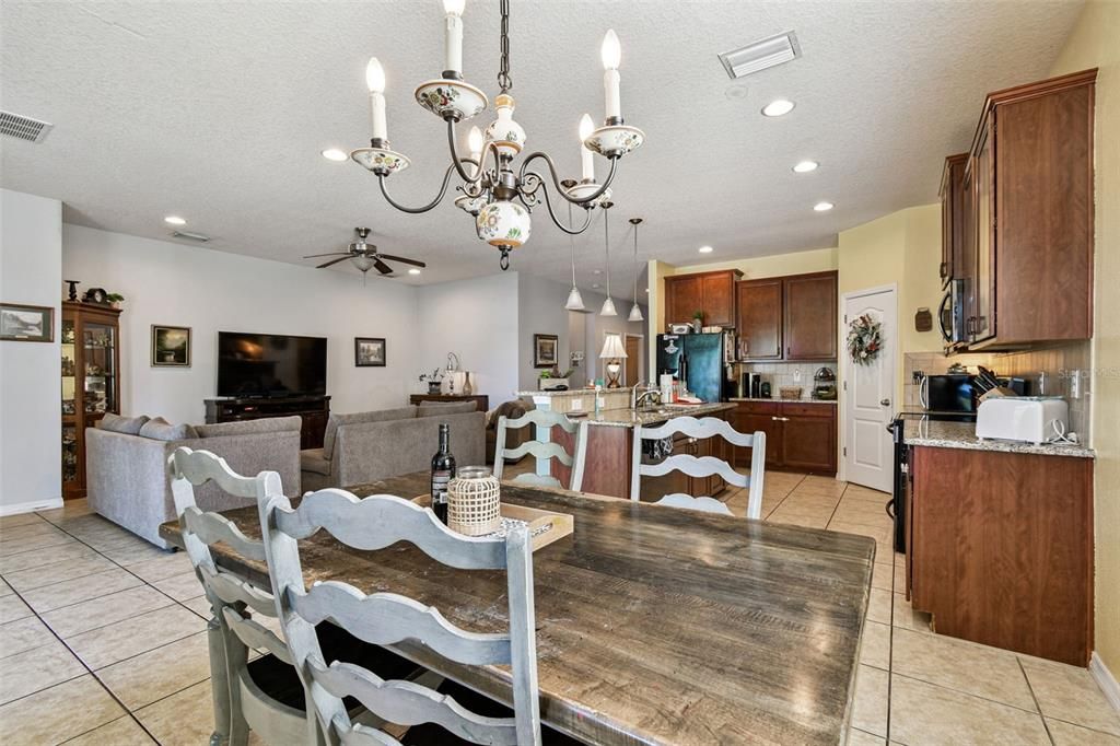 На продажу: $379,000 (4 спален, 2 ванн, 2045 Квадратных фут)