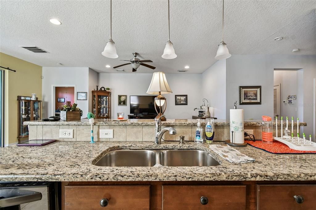 На продажу: $379,000 (4 спален, 2 ванн, 2045 Квадратных фут)