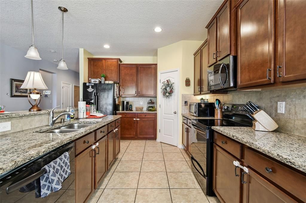 На продажу: $379,000 (4 спален, 2 ванн, 2045 Квадратных фут)