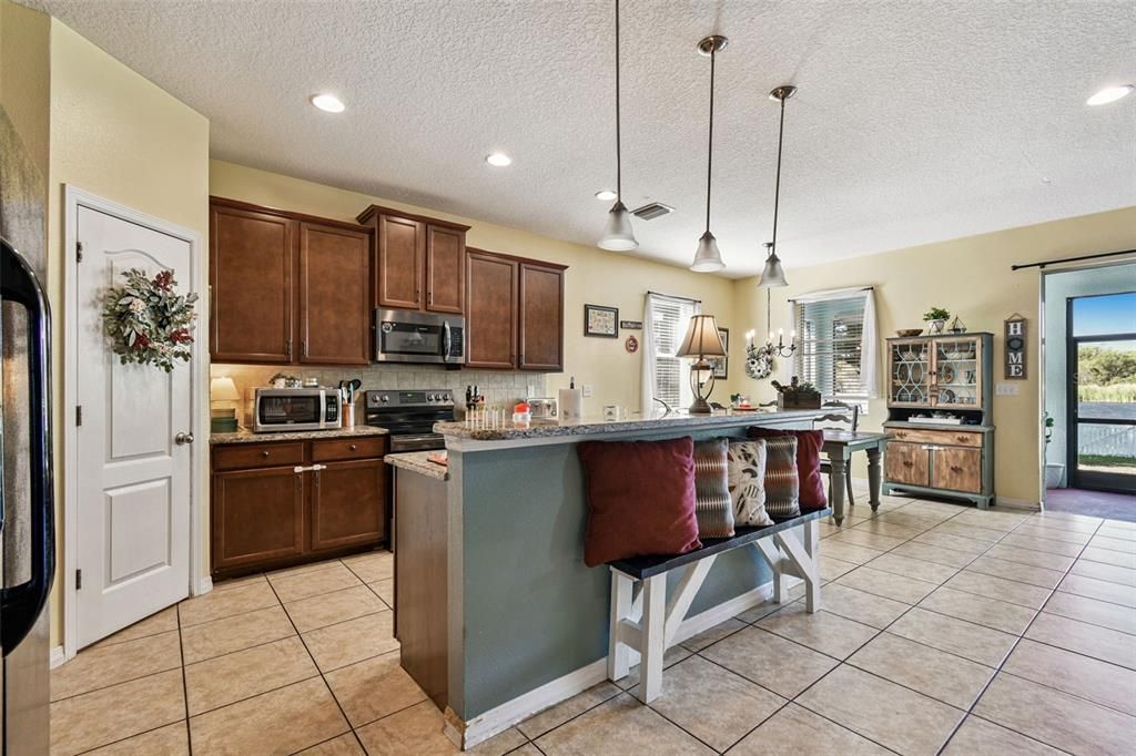 На продажу: $379,000 (4 спален, 2 ванн, 2045 Квадратных фут)