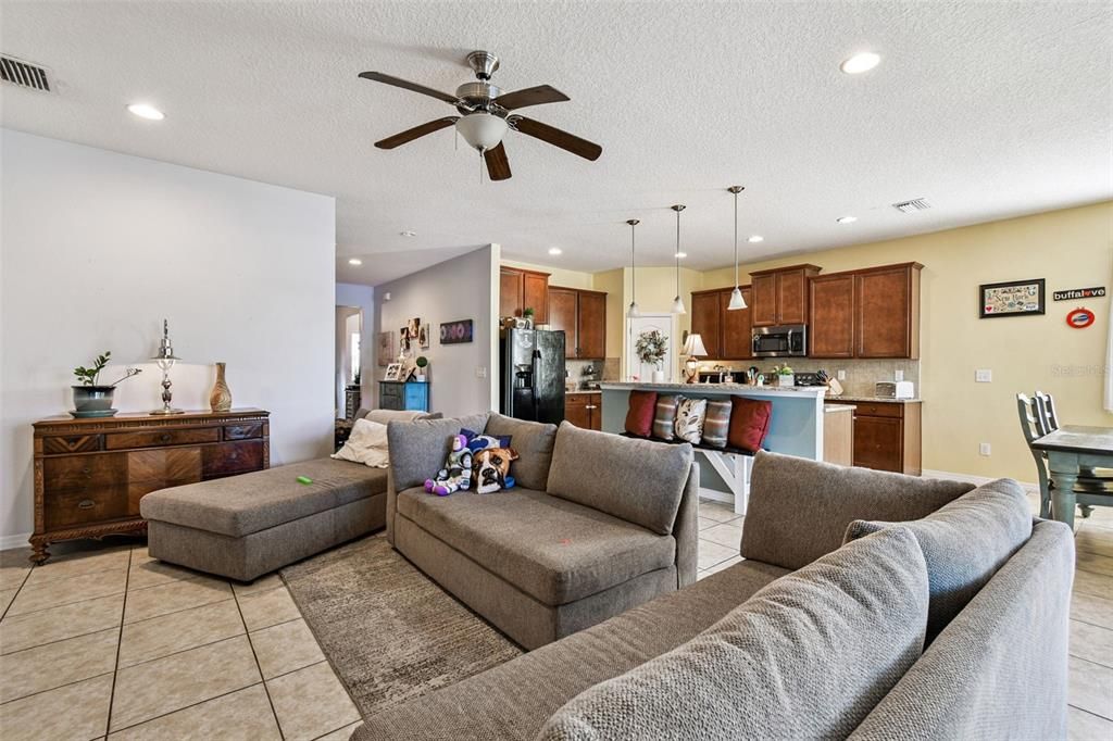 На продажу: $379,000 (4 спален, 2 ванн, 2045 Квадратных фут)