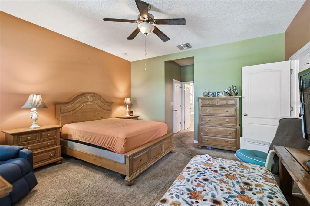 На продажу: $379,000 (4 спален, 2 ванн, 2045 Квадратных фут)