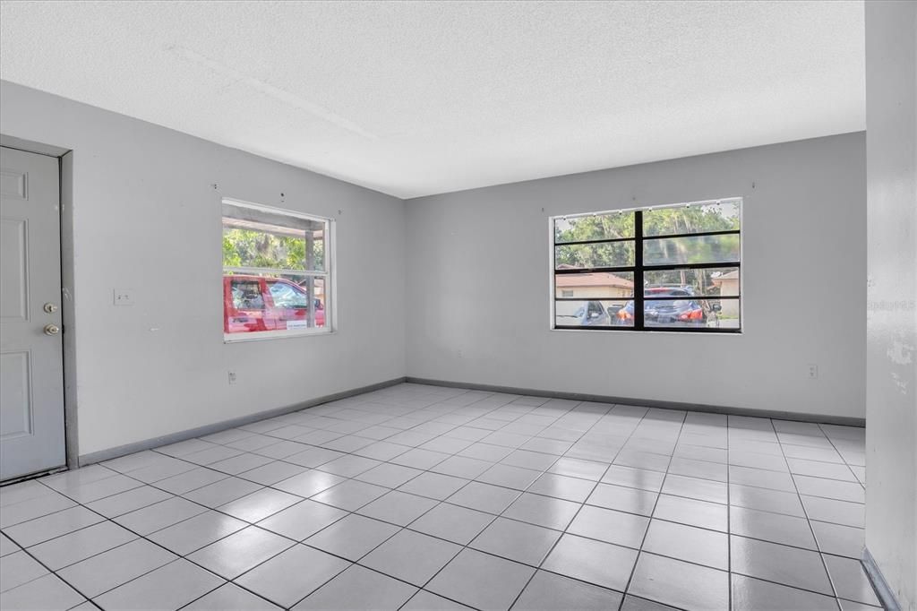 На продажу: $287,000 (4 спален, 0 ванн, 1664 Квадратных фут)