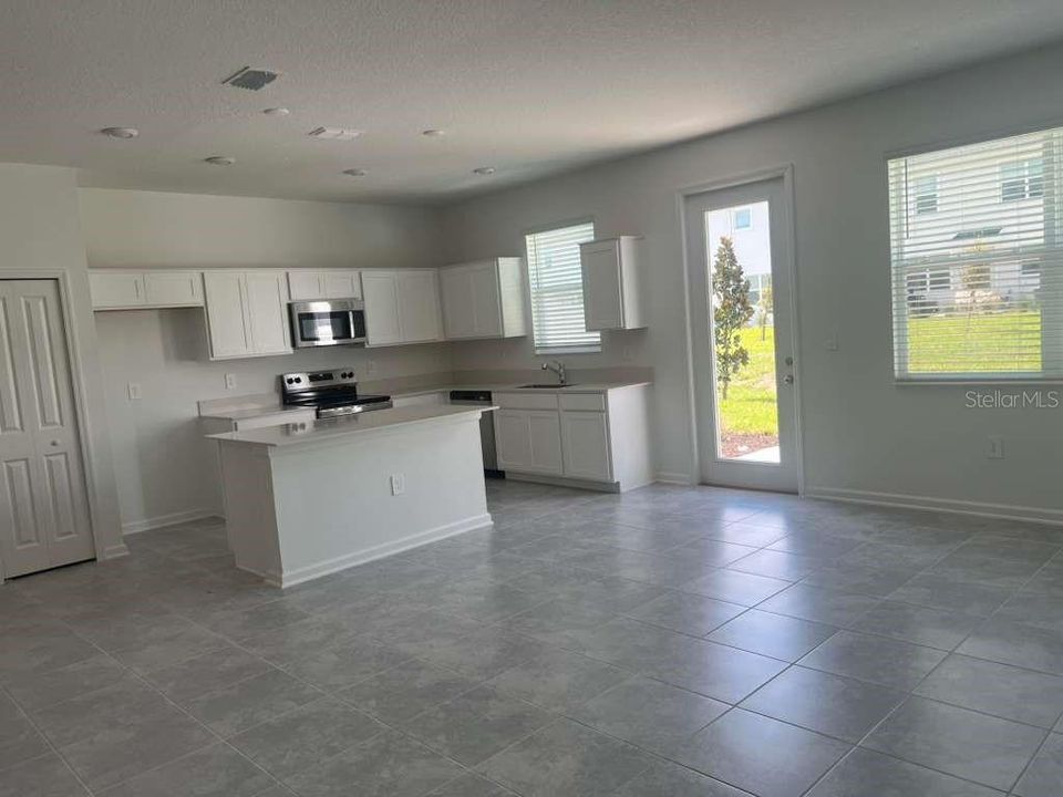 出租: $2,800 (4 贝兹, 3 浴室, 1954 平方英尺)