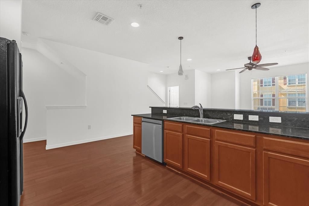 出租: $2,700 (4 贝兹, 3 浴室, 2146 平方英尺)