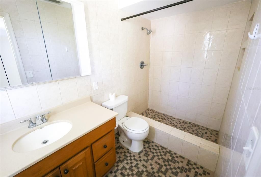 出租: $1,800 (2 贝兹, 2 浴室, 1049 平方英尺)