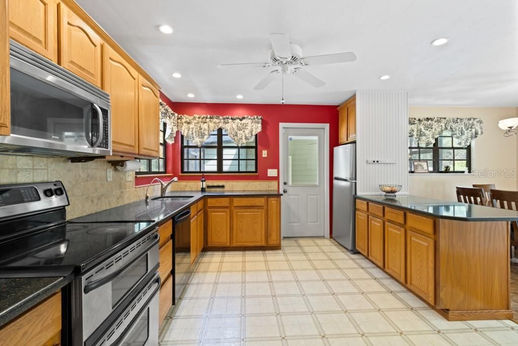 For Sale: $524,000 (3 beds, 3 baths, 2682 Square Feet)