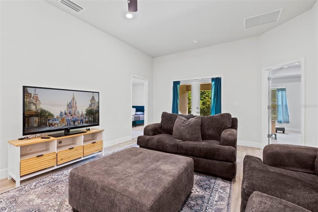 En Venta: $420,000 (4 camas, 3 baños, 2200 Pies cuadrados)