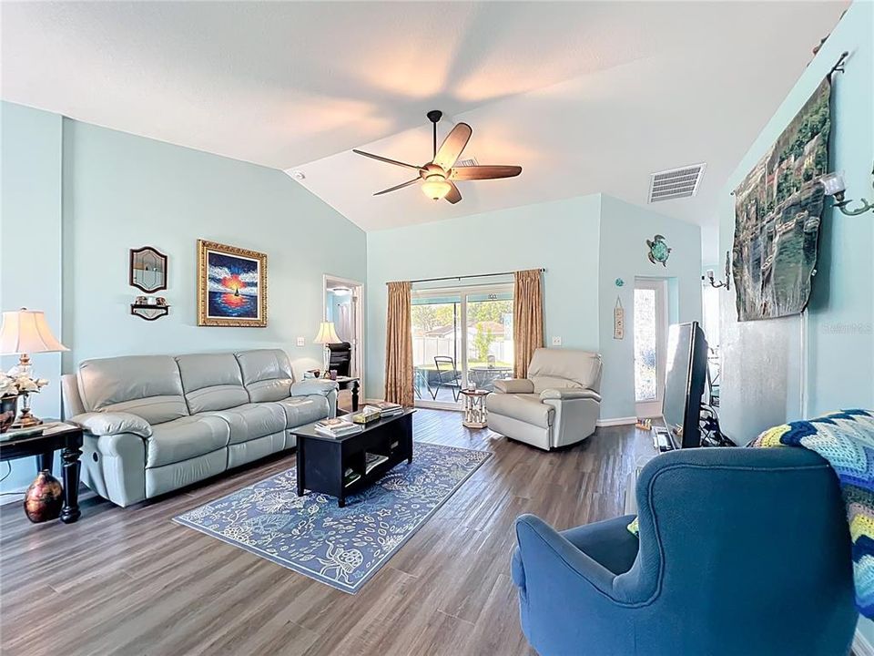 待售: $285,000 (3 贝兹, 2 浴室, 1496 平方英尺)