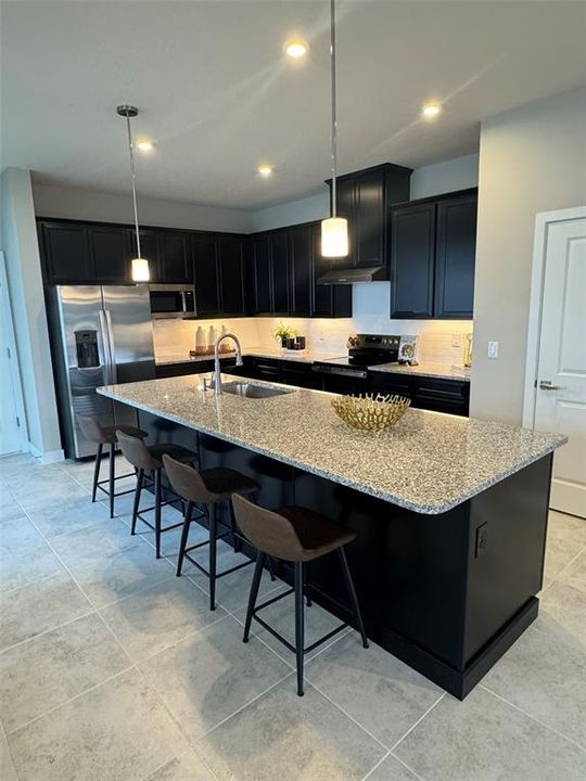 Под контрактом: $354,810 (3 спален, 2 ванн, 1899 Квадратных фут)