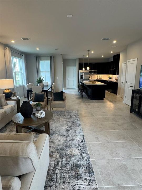 Под контрактом: $354,810 (3 спален, 2 ванн, 1899 Квадратных фут)