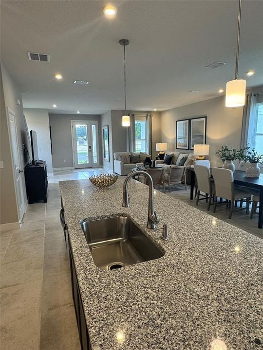 Под контрактом: $354,810 (3 спален, 2 ванн, 1899 Квадратных фут)