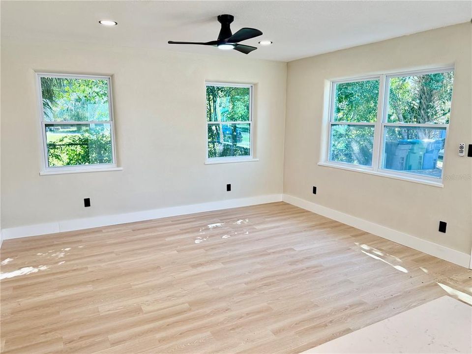 For Sale: $270,000 (3 beds, 2 baths, 1092 Square Feet)