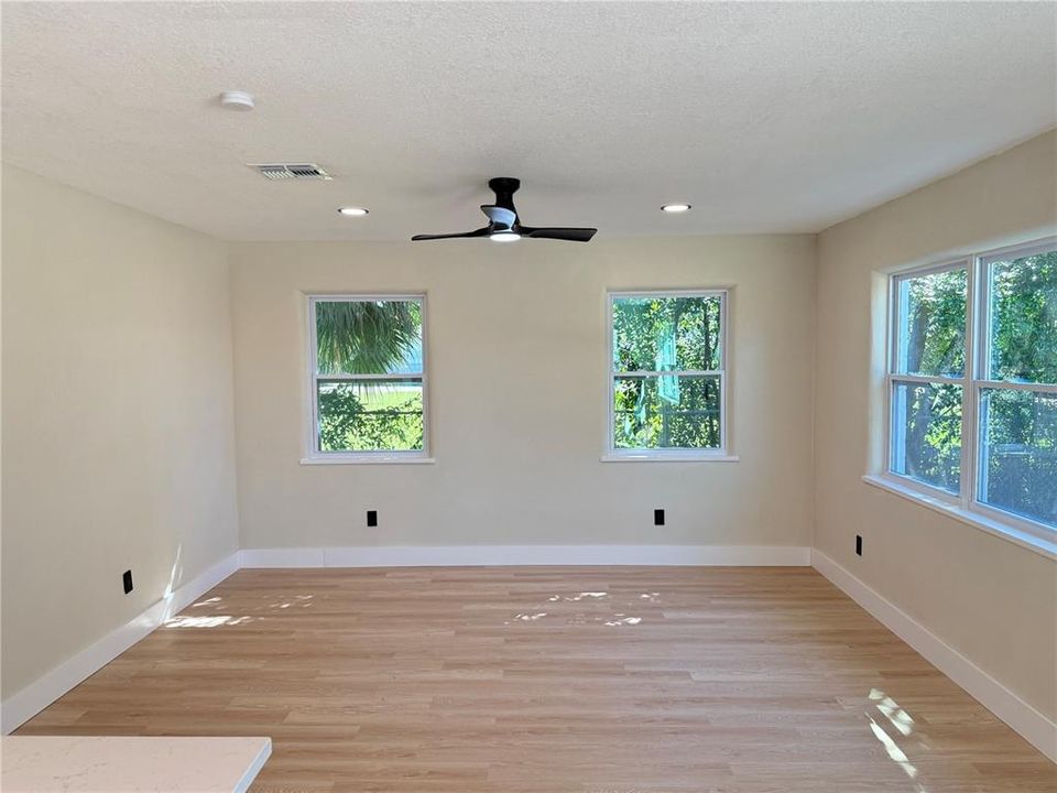 For Sale: $270,000 (3 beds, 2 baths, 1092 Square Feet)