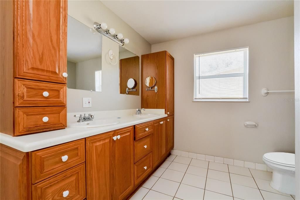 For Rent: $2,165 (4 beds, 2 baths, 2014 Square Feet)