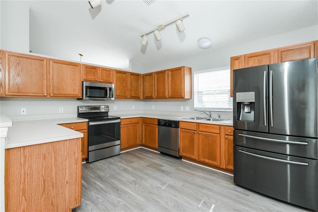 For Rent: $2,295 (4 beds, 2 baths, 2138 Square Feet)