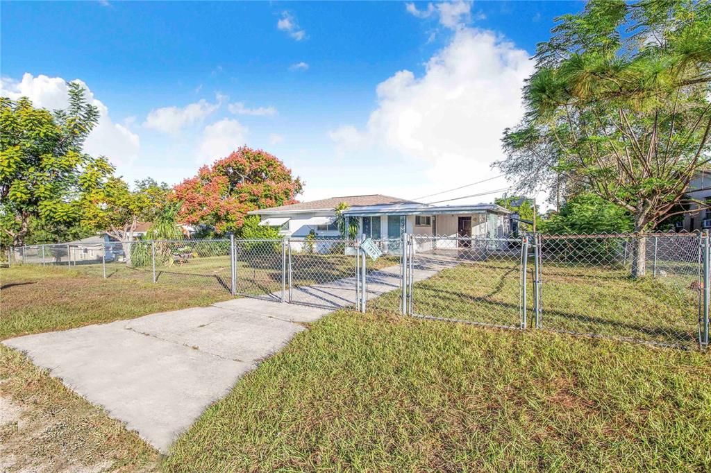 Active With Contract: $215,000 (4 beds, 2 baths, 1492 Square Feet)