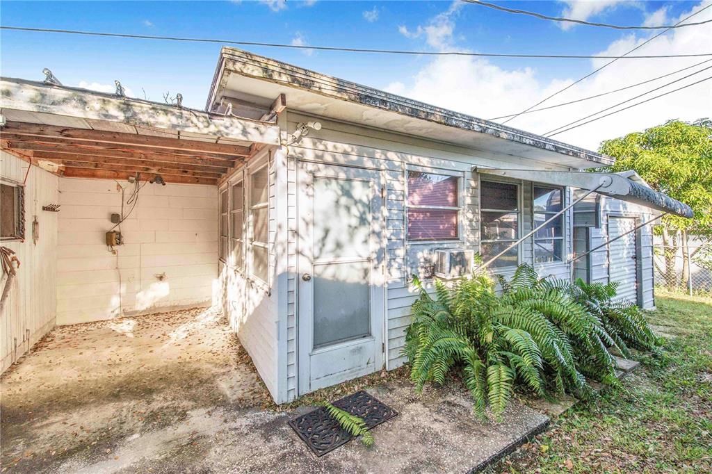 Active With Contract: $215,000 (4 beds, 2 baths, 1492 Square Feet)