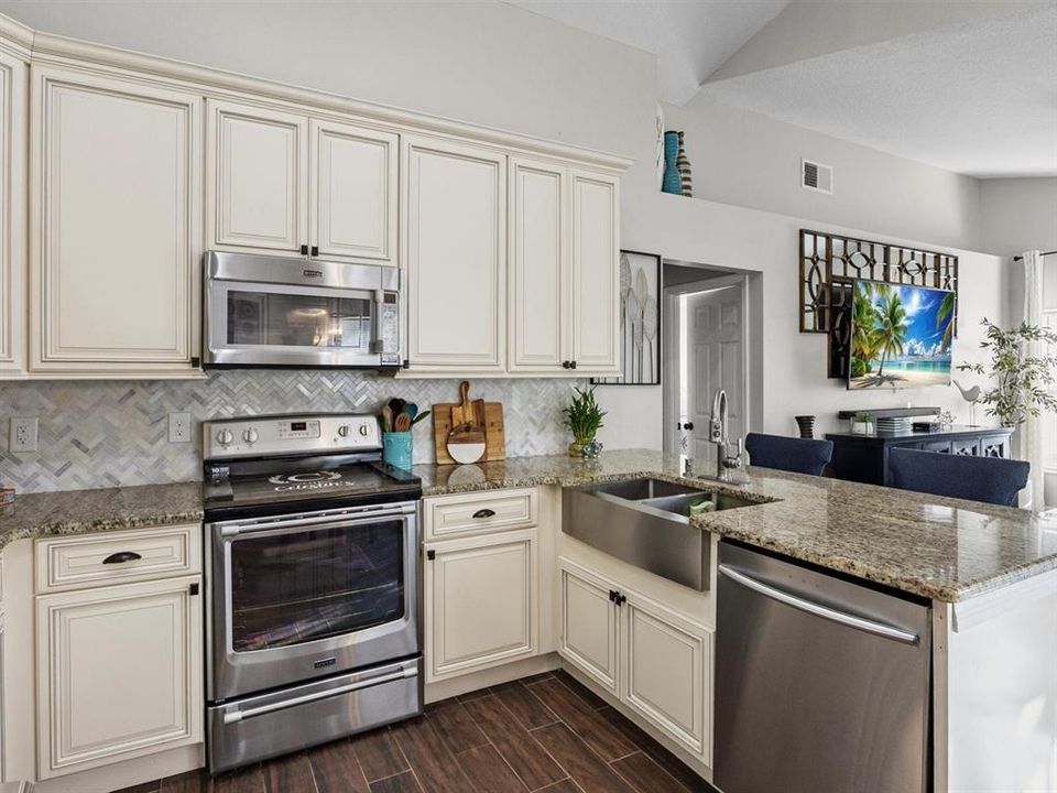 Active With Contract: $470,000 (3 beds, 2 baths, 1738 Square Feet)