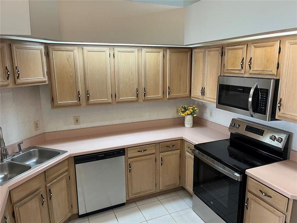 For Rent: $2,400 (3 beds, 2 baths, 2128 Square Feet)