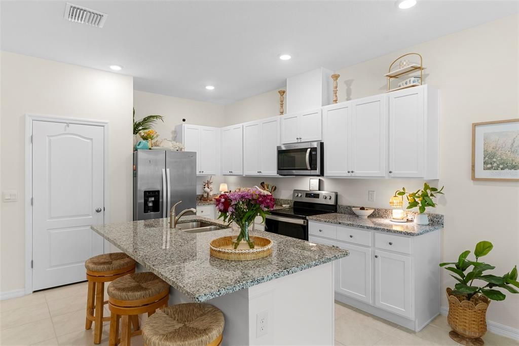 На продажу: $299,000 (3 спален, 2 ванн, 1660 Квадратных фут)