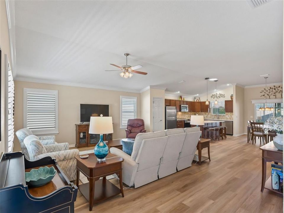 合同活跃: $425,000 (3 贝兹, 2 浴室, 1611 平方英尺)