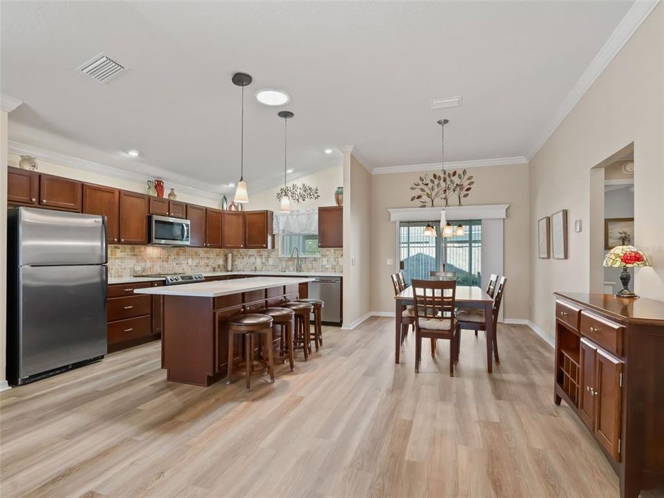 合同活跃: $425,000 (3 贝兹, 2 浴室, 1611 平方英尺)