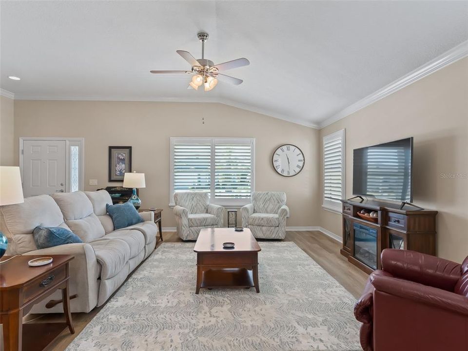 合同活跃: $425,000 (3 贝兹, 2 浴室, 1611 平方英尺)