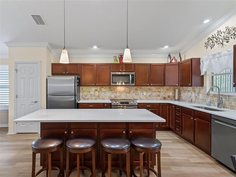 合同活跃: $425,000 (3 贝兹, 2 浴室, 1611 平方英尺)