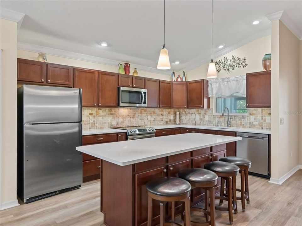 合同活跃: $425,000 (3 贝兹, 2 浴室, 1611 平方英尺)