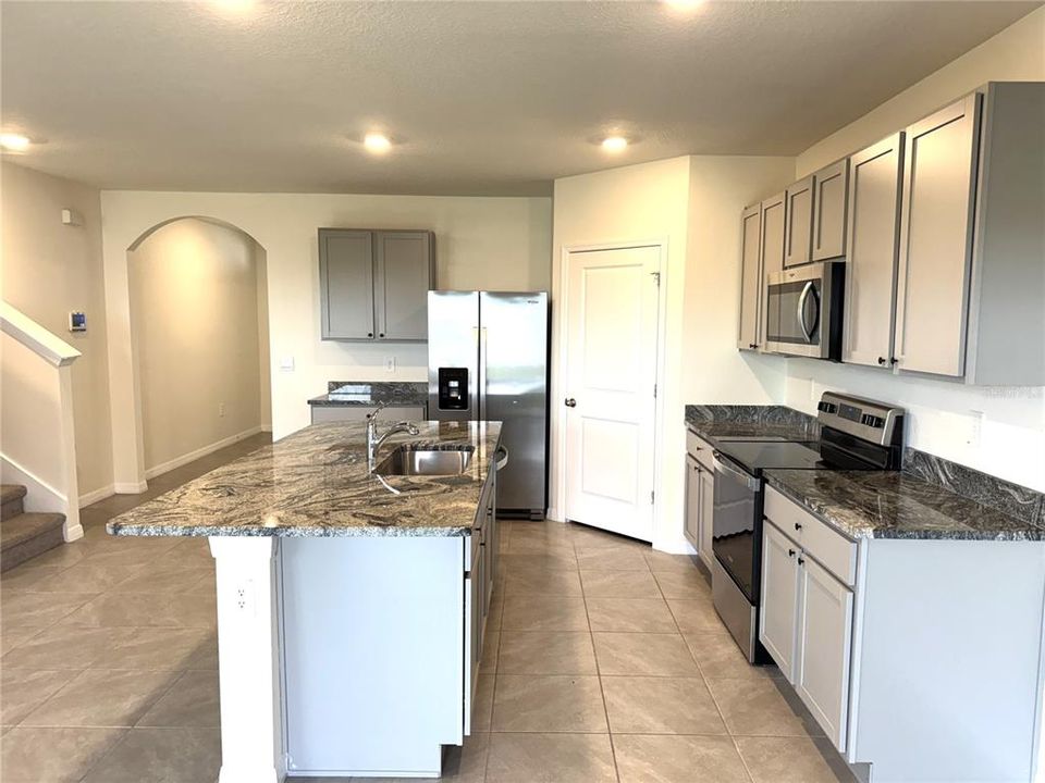 For Rent: $3,300 (5 beds, 3 baths, 2631 Square Feet)