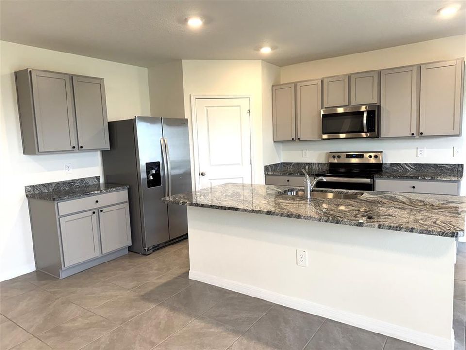 For Rent: $3,300 (5 beds, 3 baths, 2631 Square Feet)