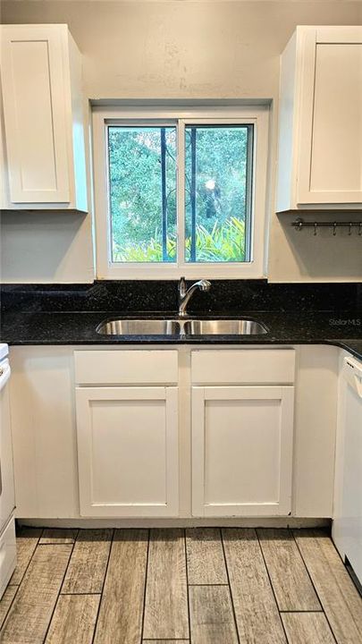 Под контрактом: $2,000 (3 спален, 1 ванн, 1113 Квадратных фут)