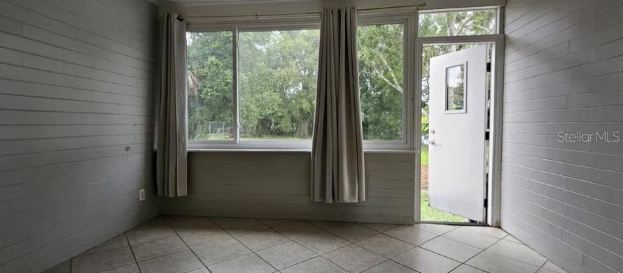 Под контрактом: $2,000 (3 спален, 1 ванн, 1113 Квадратных фут)