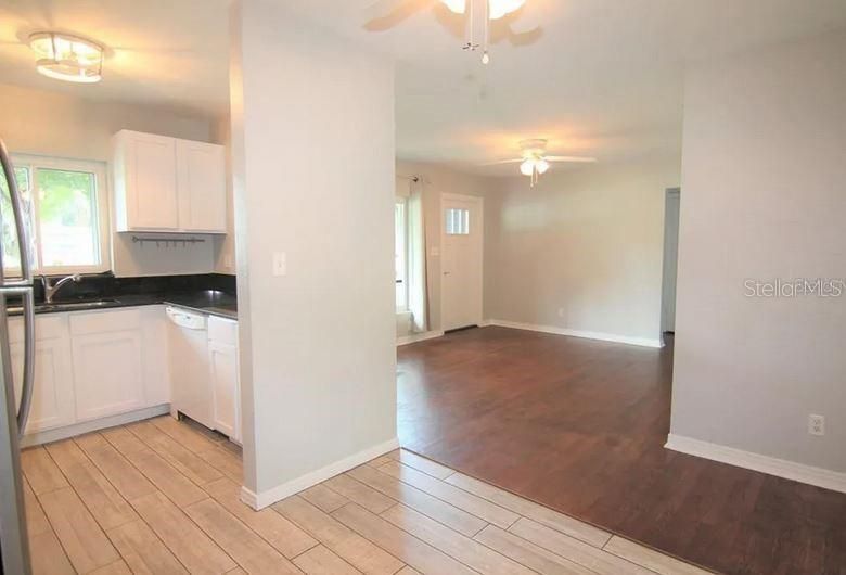 Под контрактом: $2,000 (3 спален, 1 ванн, 1113 Квадратных фут)