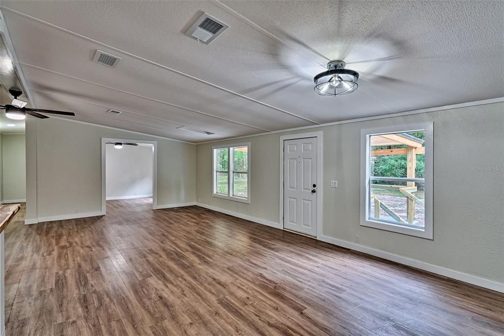 待售: $329,000 (3 贝兹, 2 浴室, 1890 平方英尺)