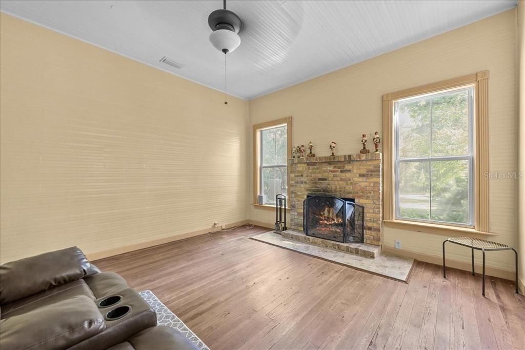 For Sale: $389,900 (3 beds, 2 baths, 1700 Square Feet)